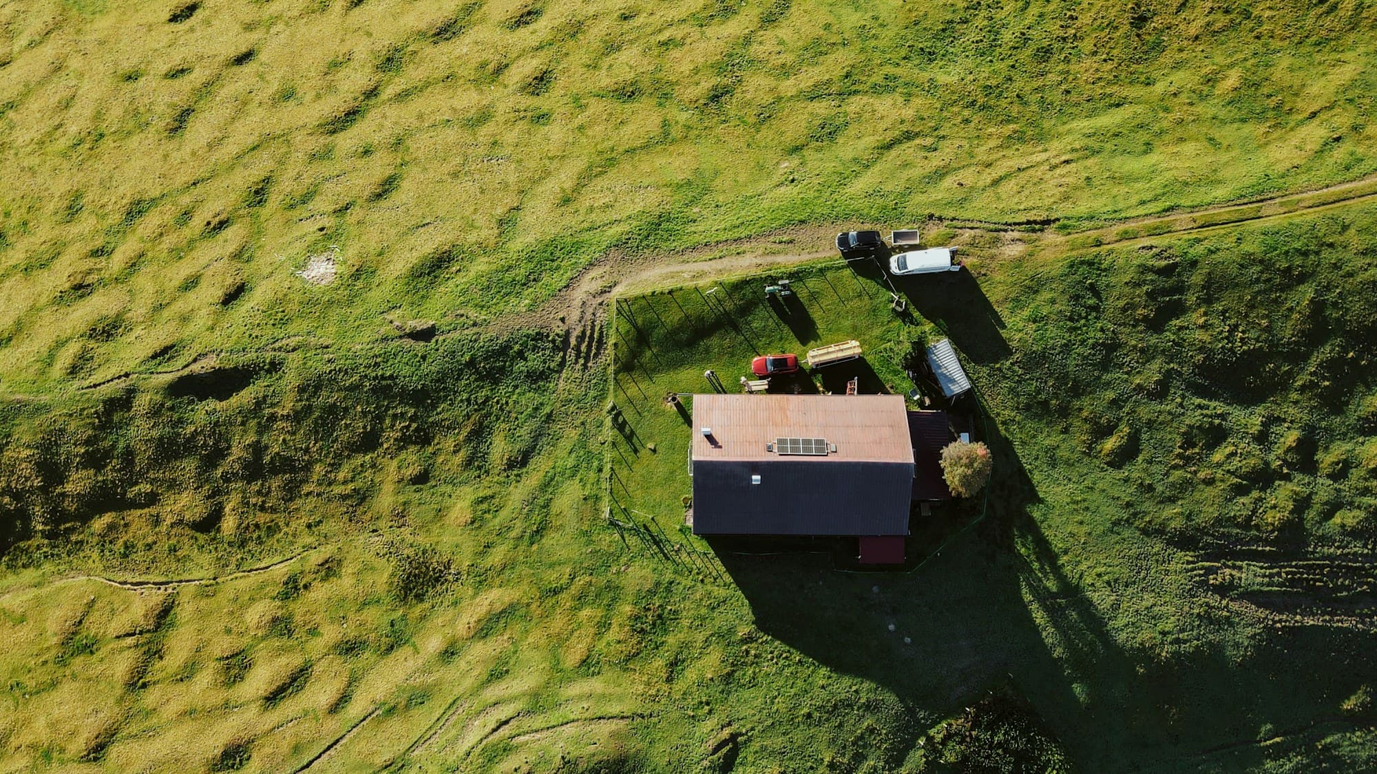 Maison isolée au milieu des champs, photographiée par drone